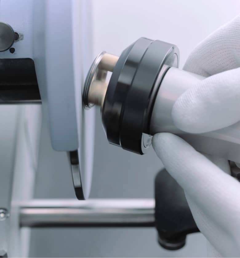 rolex-servicing-procedure-2234_rolex-sav_corporate_33_polissage_boite_fond_v1-portrait