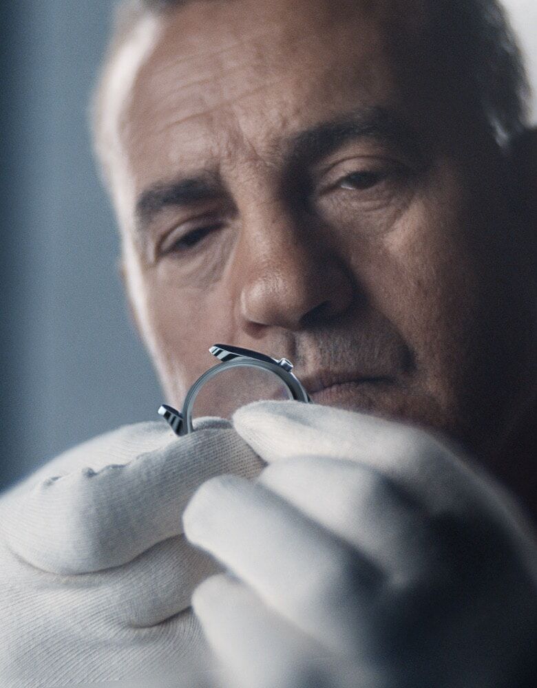 rolex-watchmaking-wmpolish_2212jb_0005-portrait integrating all areas of expertise, rolex watchmaking wmpolish portrait